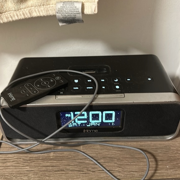 ihome radio aux and ipod charger - Picture 3 of 3